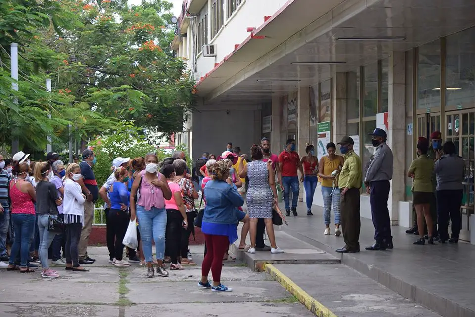Gobierno cubano advierte "las colas van a existir siempre" pues no poseen los suministros para evitarlas