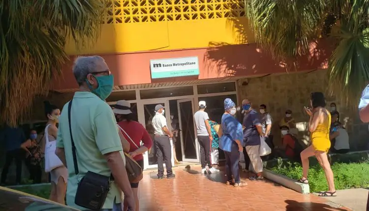 Prensa estatal reconoce colapso en los servicios bancarios en La Habana