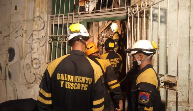 Derrumbe en La Habana Vieja deja una familia atrapada bajo los escombros y una persona fallecida