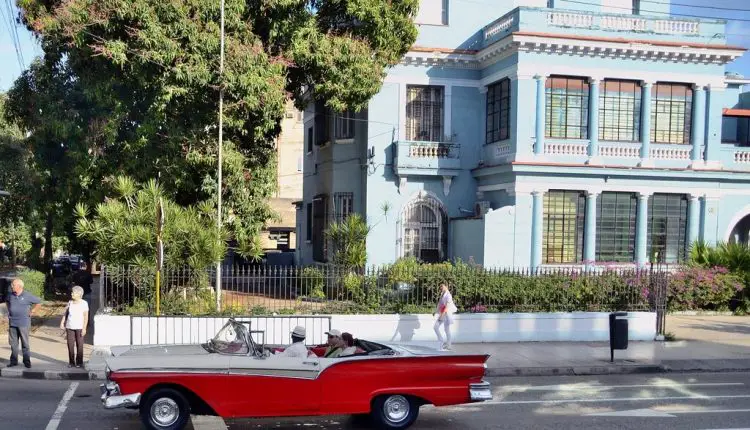 El cubano ha puesto a caminar automóviles con radiadores de cañerías, juntas de ollas de presión y otras “maravillas de la ingeniería”