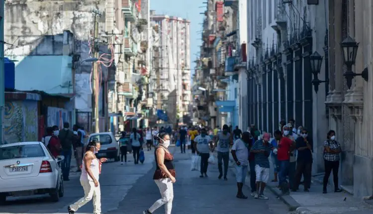 En La Habana se siguen haciendo fiestas y los niños jugando en la calle en medio del rebrote