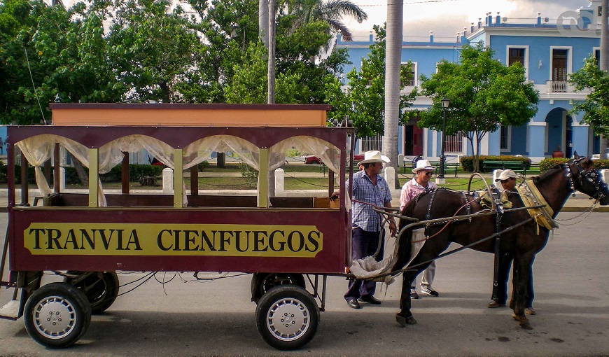 Cuentapropista de Cienfuegos rescata un tradicional y curioso tranvía para su ciudad