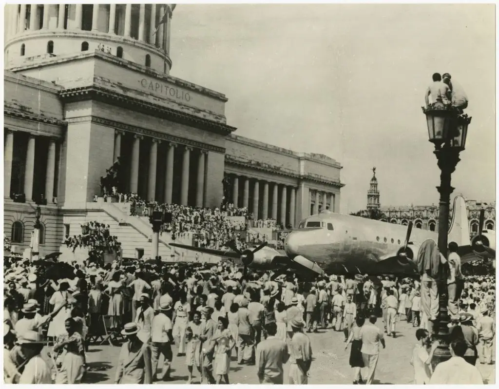 Cuando el Capitolio de La Habana se llenó de por una avión C-54 de la Segunda Guerra Mundial
