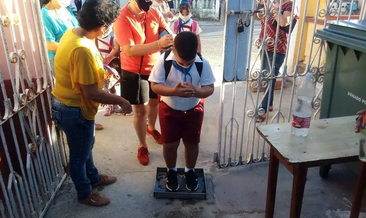 Maestros cubanos reconocen que el curso escolar reinició con "demasiada tensión"