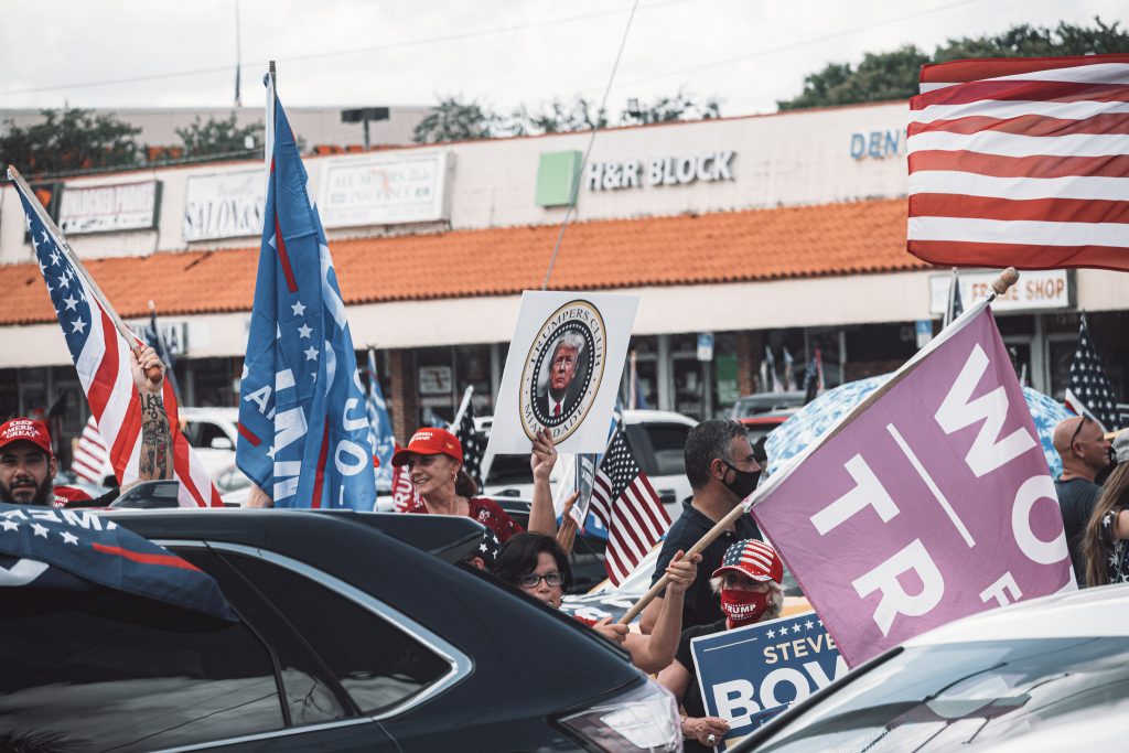 Caravana de cubanos recorre las calles de Hialeah en apoyo a Donald Trump
