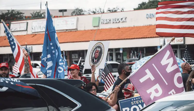 Caravana de cubanos recorre las calles de Hialeah en apoyo a Donald Trump
