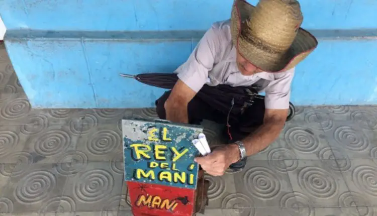 Vender maní en Cuba, un negocio que se niega a morir por más trabas que le pongan