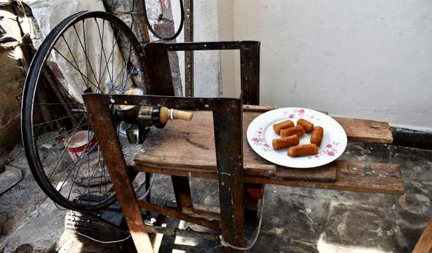 Curioso invento casero de un cubano para producir croquetas que "estuvieran bonitas" para vender