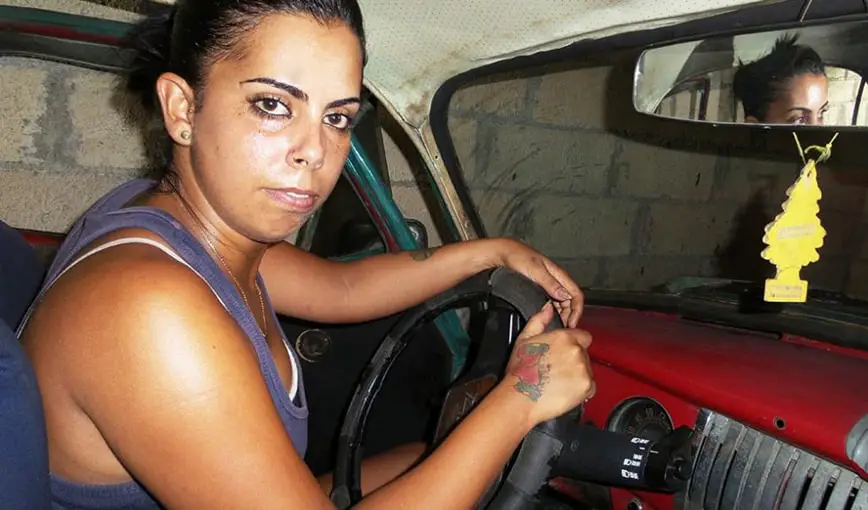 Yanet, una taxista cubana que ha sabido imponerse en ese mundo “de hombres”