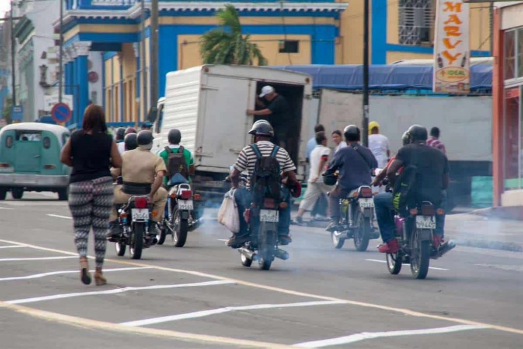 Las motos son parte del pasaje urbano en Santiago de Cuba