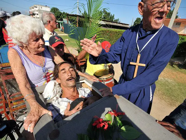 ¿A qué va un cubano a una funeraria para un velorio?