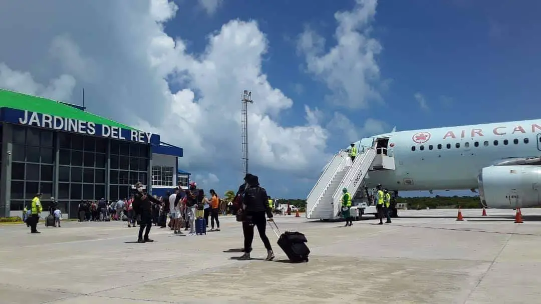 Llega a Cuba el primer avión cargado de turistas en medio de la pandemia