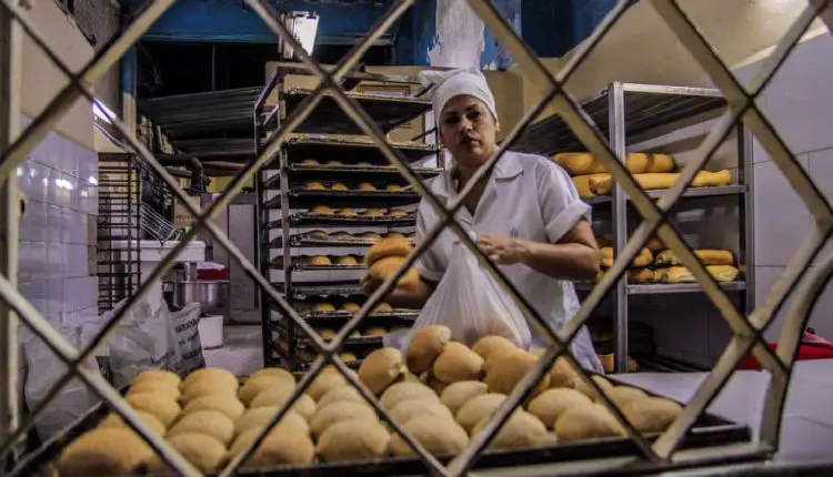 El pan de la libreta, considerado el gran símbolo del igualitarismo en Cuba, sube su valor 20 veces desde el 1ro de enero