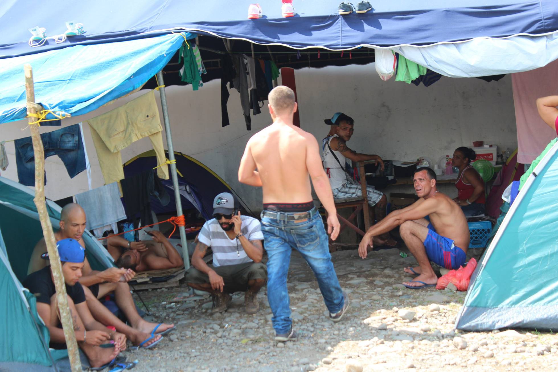 Medio centenar de cubanos viven en precarias condiciones en un campamento para inmigrantes en Costa Rica