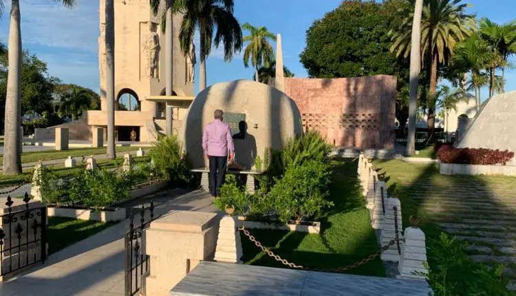 El diario Granma dice que Díaz-Canel habló con Fidel Castro al visitar el monolito de piedra donde se encuentran sus cenizas