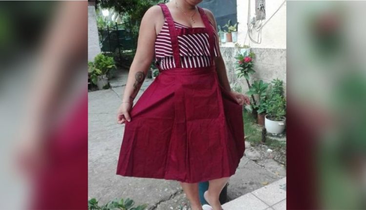 Se vuelven virales las imágenes de esta madre cubana probándose el uniforme escolar que le dio el Gobierno para su hija de solo cinco años