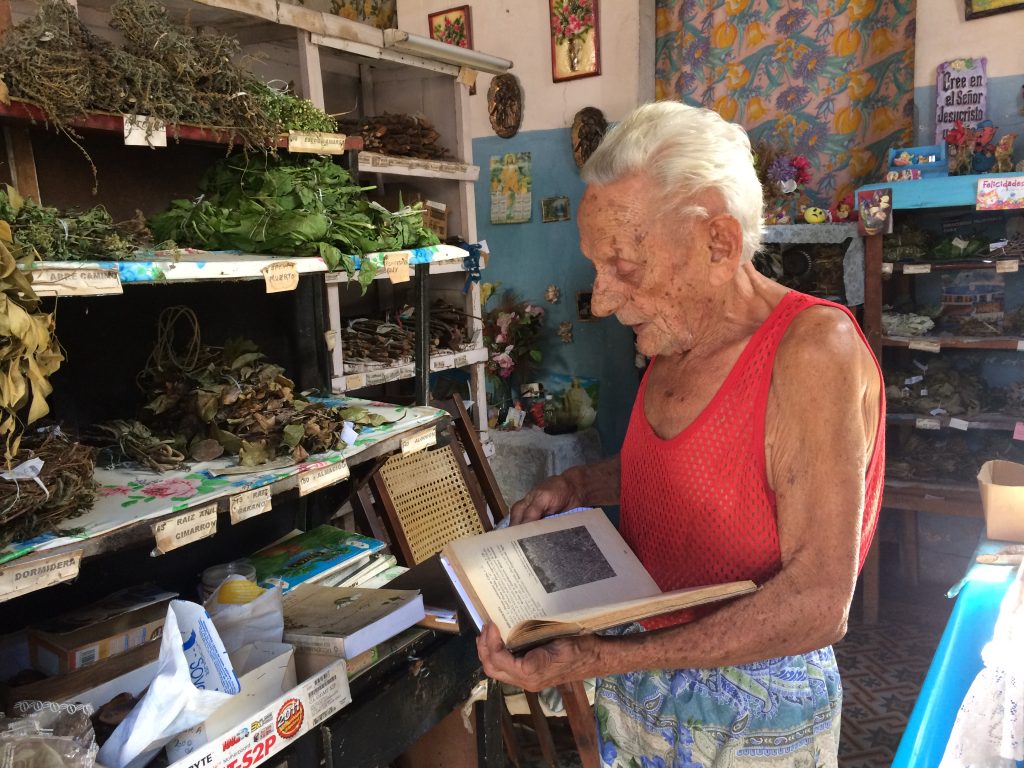 Los yerberos son cada vez más populares entre los cubanos enfermos ante la escasez de medicamentos que atraviesa la isla