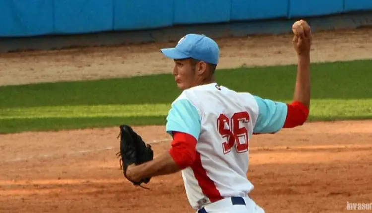 El joven pitcher cubano Arnaldo Rodríguez logra uno de los sueños de todo lanzador: el difícil juego de cero hit, cero carreras