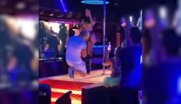 Cubano le propone matrimonio a su novia stripper mientras bailaba sobre la pista del famoso club Booby Trap de Miami