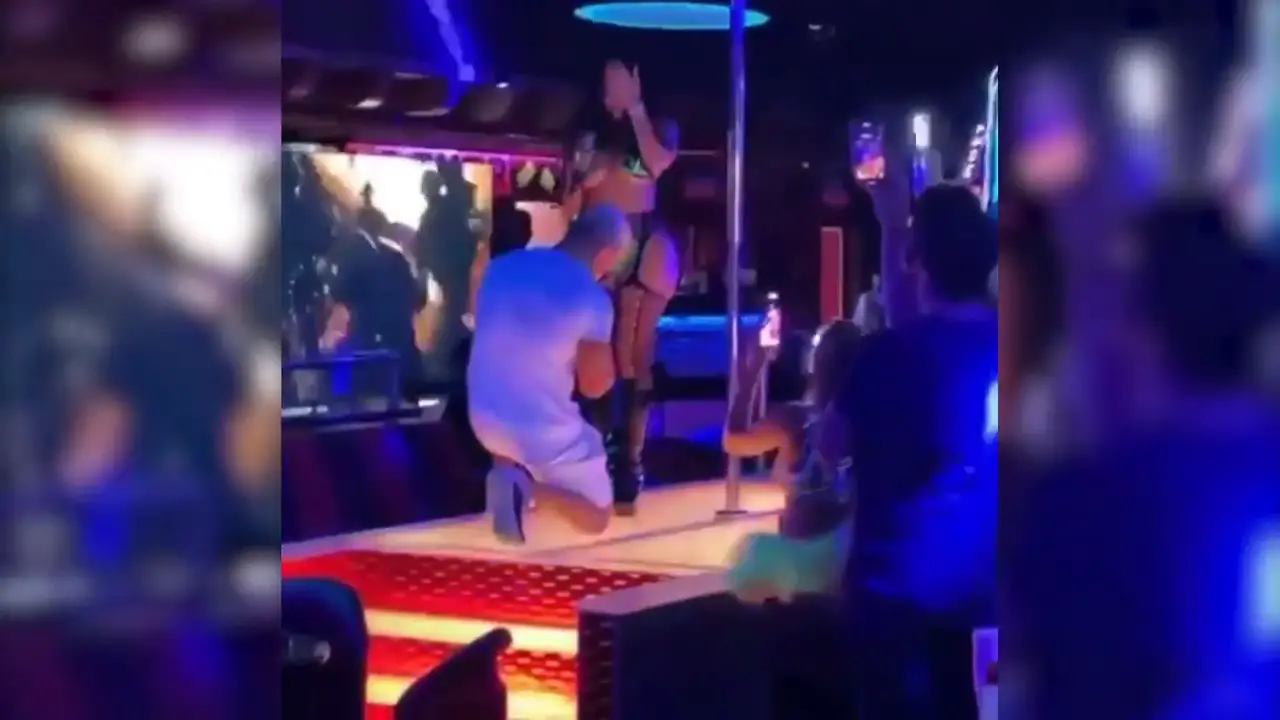 Cubano le propone matrimonio a su novia stripper mientras bailaba sobre la pista del famoso club Booby Trap de Miami