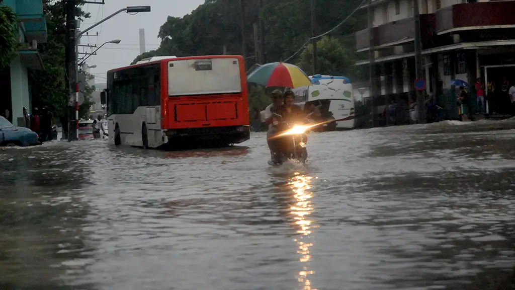 Potencial ciclón tropical!!! Cuba bajo vigilancia de tormenta por intensas lluvias desde la tarde de ayer en todo el occidente del país