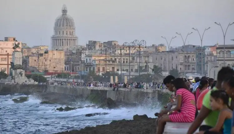 Malecón de La Habana, el gran sofá con vista al mar de la capital cubana