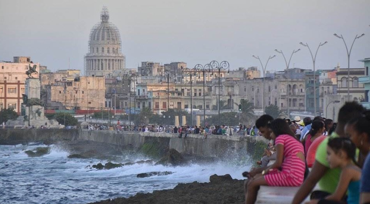 Malecón de La Habana, el gran sofá con vista al mar de la capital cubana