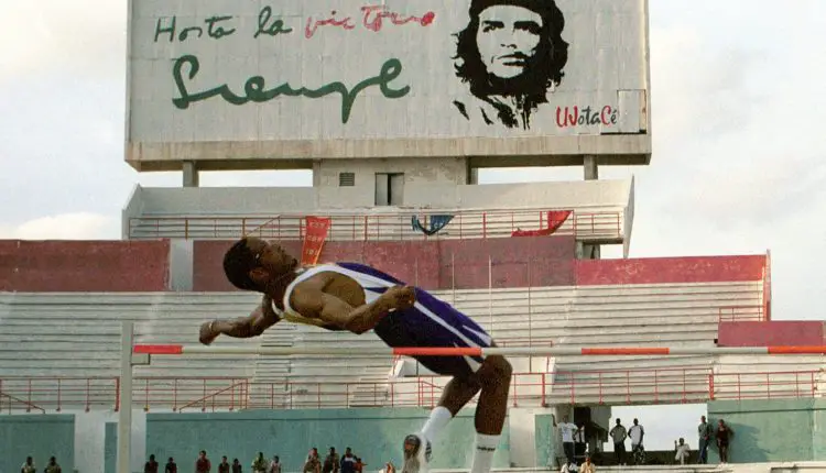 Hoy cumple 53 años Javier Sotomayor, el Príncipe de las Alturas