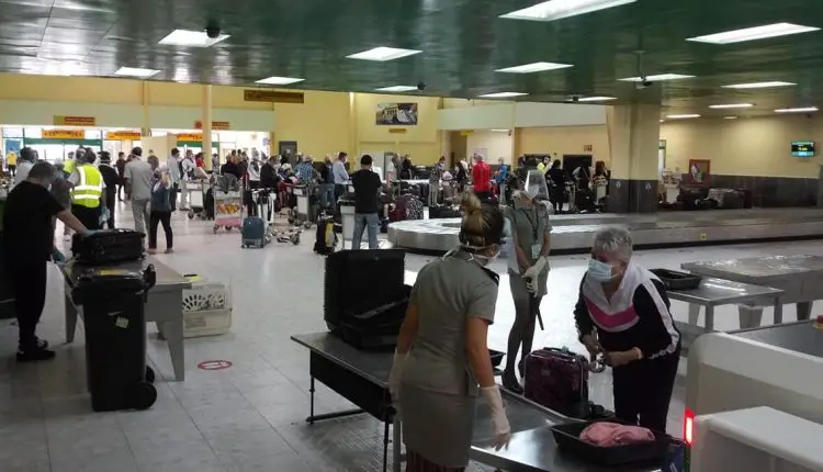 Gobierno cubano aumenta a siete días el período de aislamiento y cuarentena para los viajeros que arriben a los aeropuertos del país