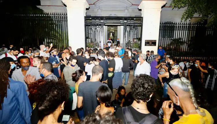 Reconocidos artistas cubanos se manifiestan ante el Ministerio de Cultura en Cuba para exigir al Gobierno más libertad de expresión y creación