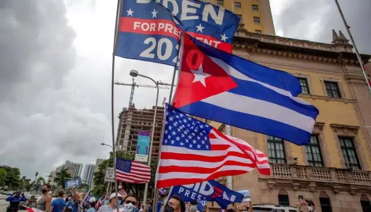 Cubanos celebran el triunfo de Joe Biden en la emblemática Torre de la Libertad, en el centro de Miami