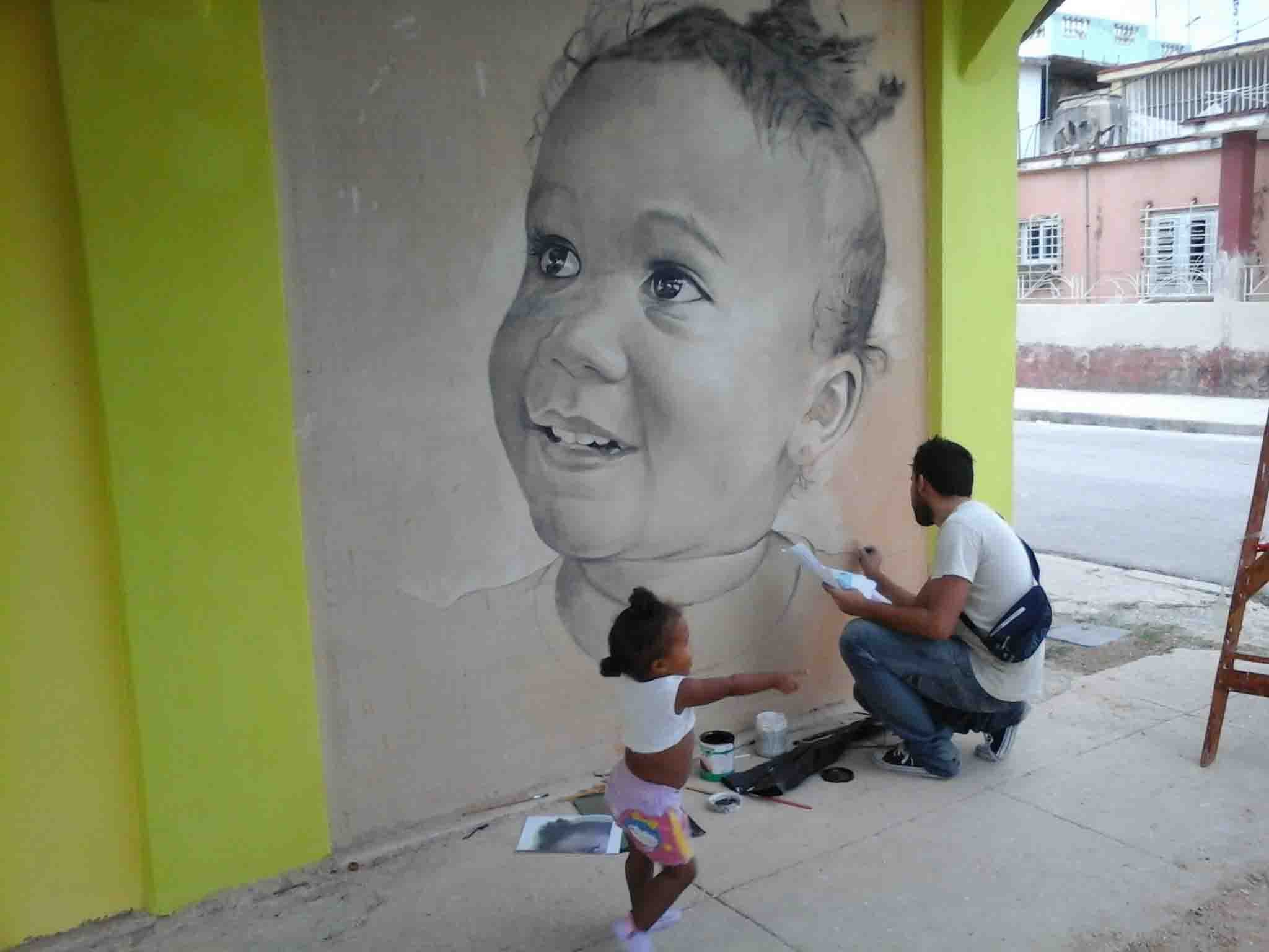 Máisel López y su misteriosa galería a cielo abierto de niños gigantes en las calles de La Habana
