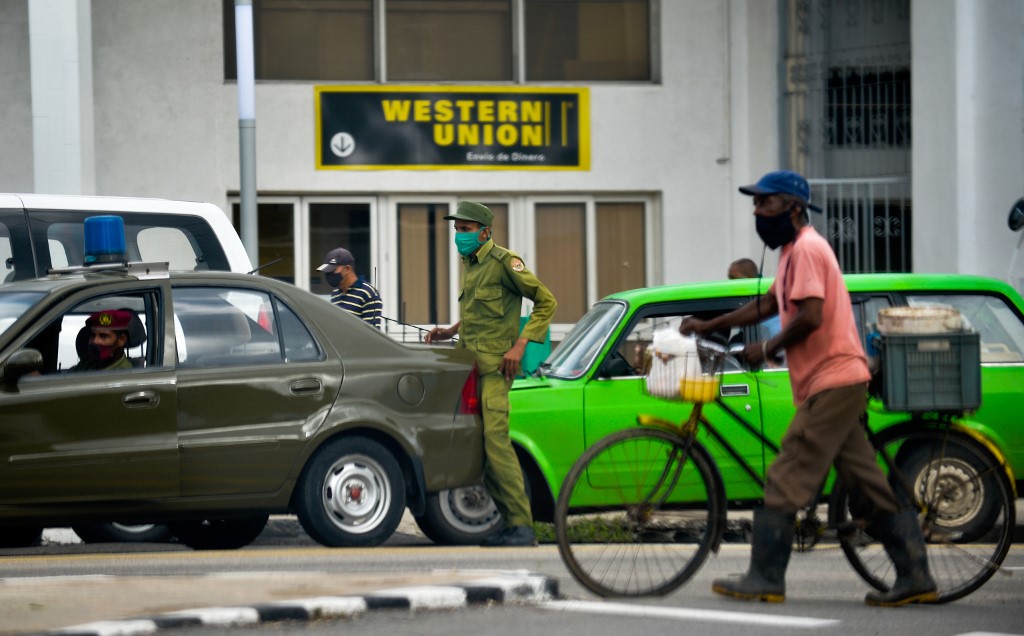 Las agencias de paquetería y las "mulas" se convierten en la nueva Western Union para los cubanos