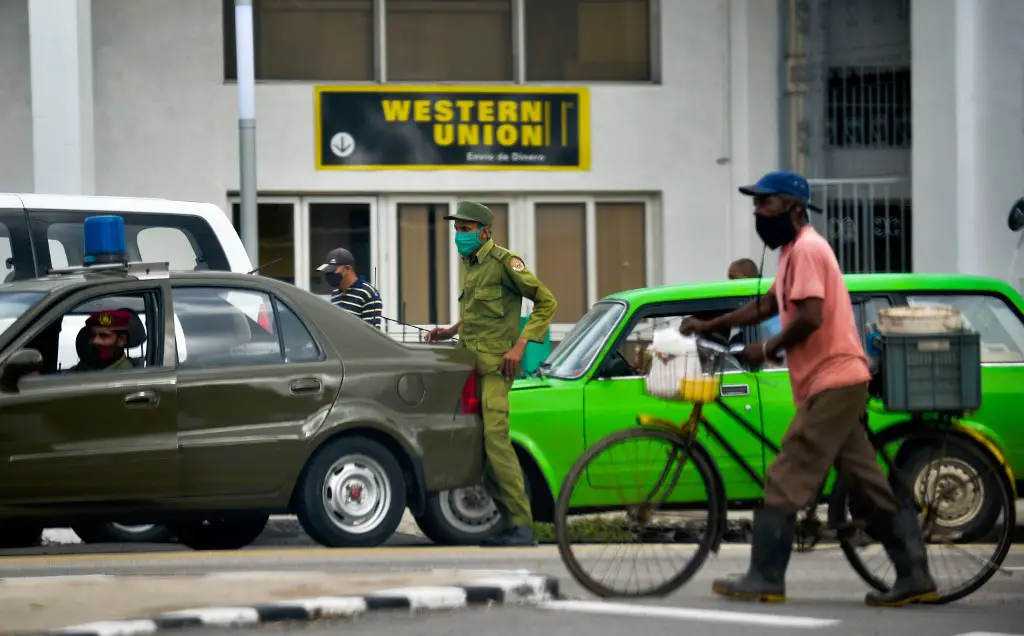 Las agencias de paquetería y las "mulas" se convierten en la nueva Western Union para los cubanos