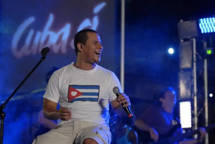 Cantante cubano Israel Rojas dice que ha llegado a deprimirse por las criticas que recibe por apoyar la Revolución