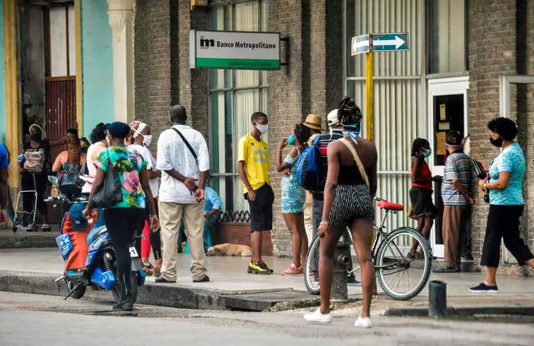 Bancos en Cuba prestarán servicio de depósitos de dólares estadounidenses hasta el domingo 20 de junio