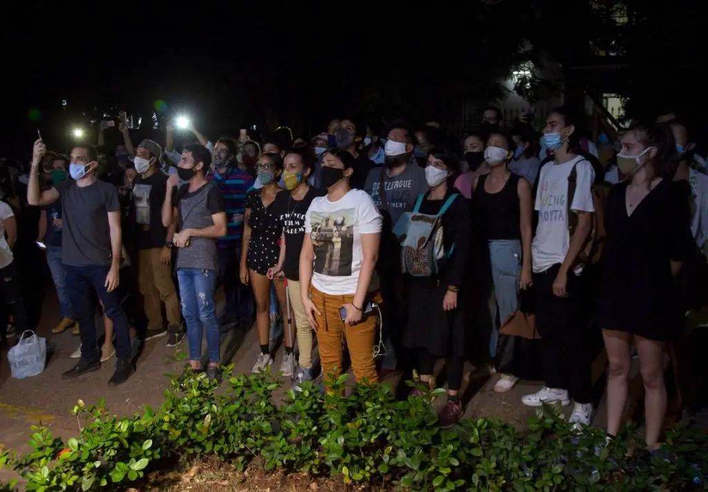 Gobierno cubano organiza una contra protesta tras la manifestación de cerca de 300 artistas frente al Ministerio de Cultura en La Habana