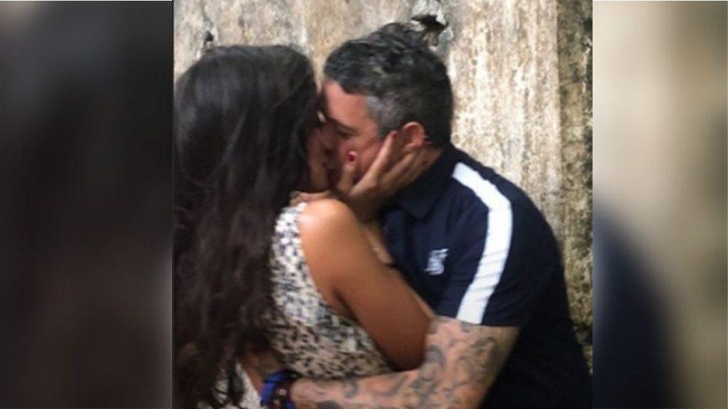 El beso viral que la modelo y artista cubana Rachel Valdés le plantó a su novio Alejandro Sanz en las calles de Madrid