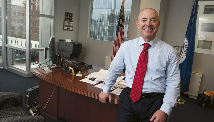 Quién es Alejandro Mayorkas, el cubano que podría dirigir el Departamento de Seguridad Nacional de Estados Unidos bajo la presidencia de Joe Biden