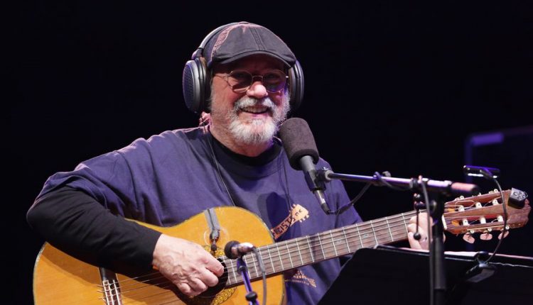 Hoy cumple 74 años de edad el trovador cubano Silvio Rodríguez