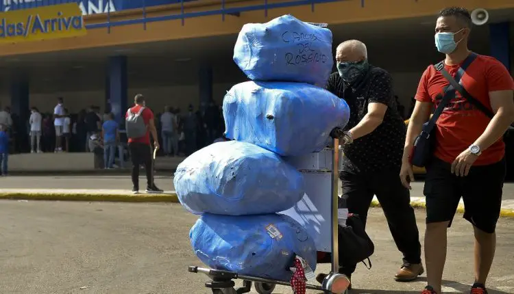 El regreso de los vuelos desde Miami da un respiro a las remesas que llegan ahora a Cuba en los bolsillos de las "mulas"