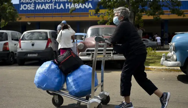 Las "mulas" comienzan a cubrir el espacio dejado por la Western Union en Cuba y hacen entregas a domicilio del dinero en efectivo desde Estados Unidos