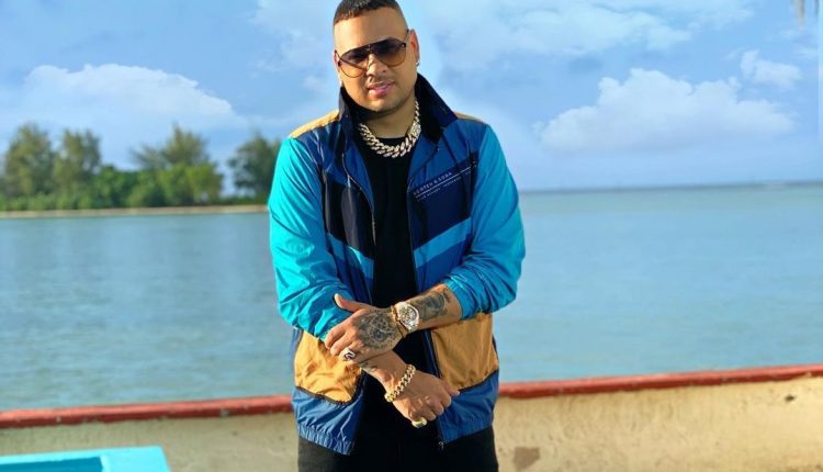 Le llueven las críticas al reguetonero Jacob Forever por especular en su viaje a Cuba con un fajo de billetes de miles de euros