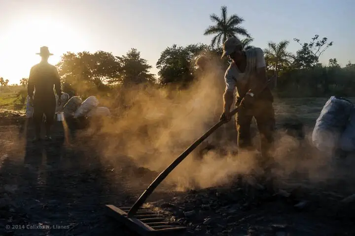 Caboneros en Cuba, los "apestados" que generan millones de dólares al Gobierno y solo cobran centavos