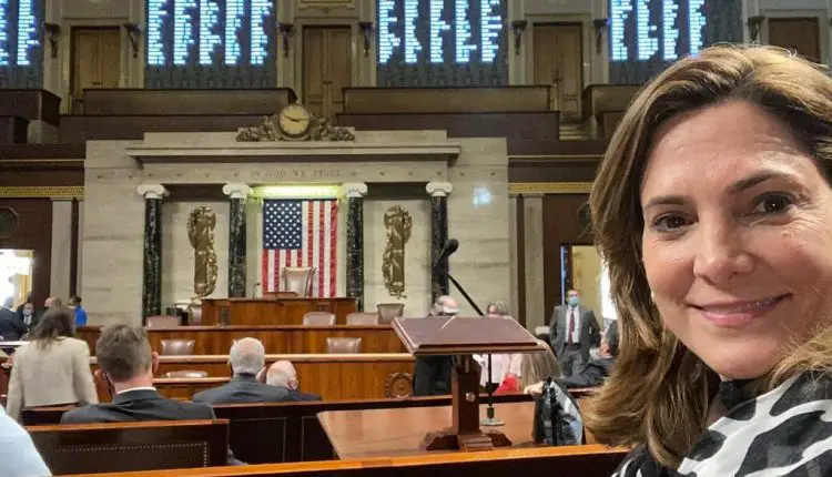 La cubanoamericana María Elvira Salazar comienza su trabajo en el Congreso de Estados Unidos