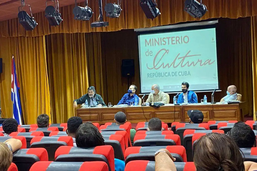 Gobierno cubano inicia diálogos con artistas e intelectuales, pero solo pueden participar aquellos que son afines a la Revolución