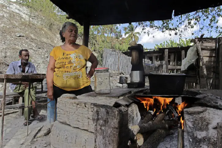 Cubanos denuncian subida de precios del carbón ante la ola de apagones que se está viviendo en la isla
