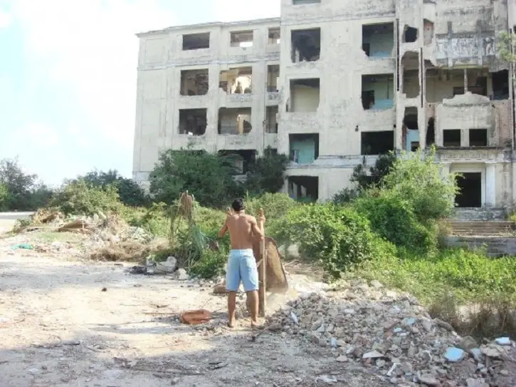 El que fuera uno de los mejores centros médicos de Cuba hoy se cae a pedazos en La Habana