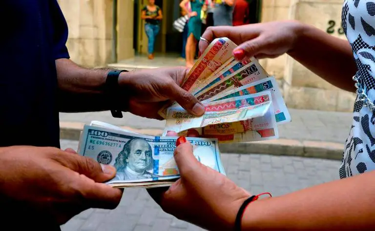 El dólar sigue en alza en Cuba y promete alcanzar su precio de venta más alto en el mercado negro de las ultimas dos décadas