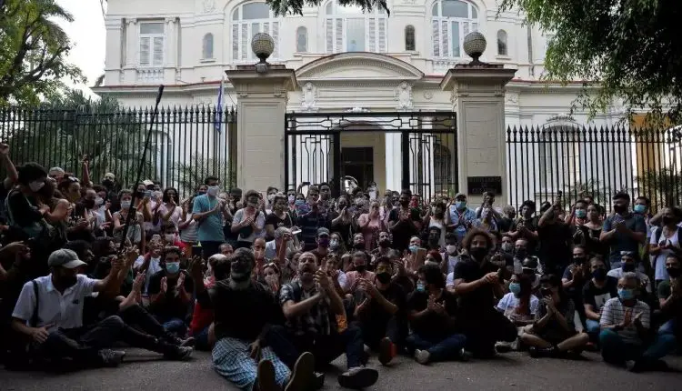 Gobierno cubano advierte que el Ministro de Cultura no se reunirá hoy a dialogar con los artistas que se manifestaron la pasado semana frente al Ministerio de Cultura